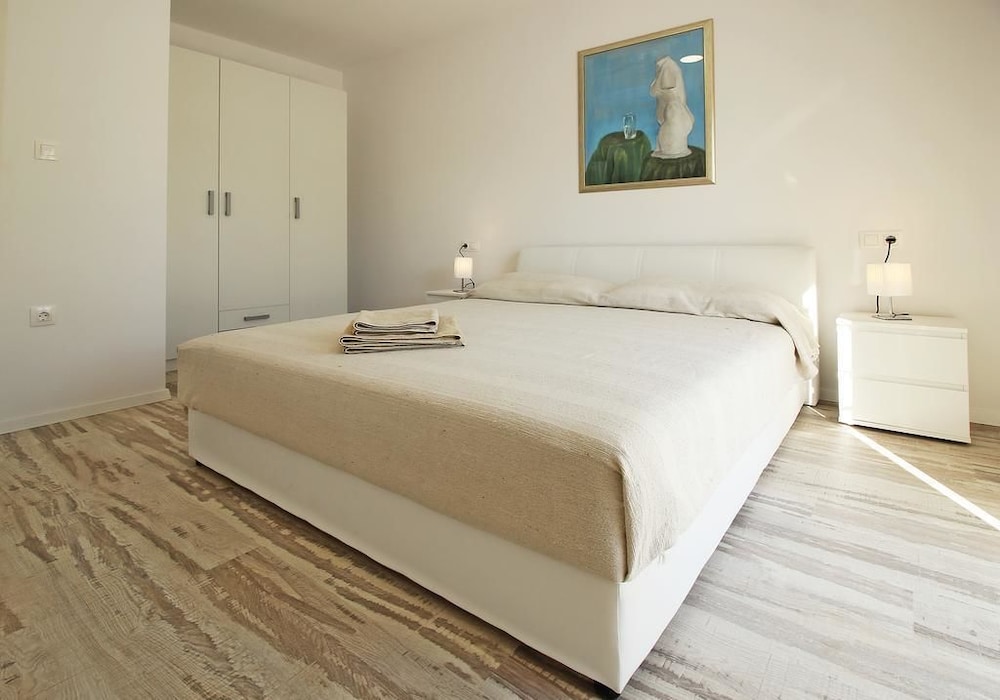 Apartment, 1 Queen Bed with Sofa bed, Garden View