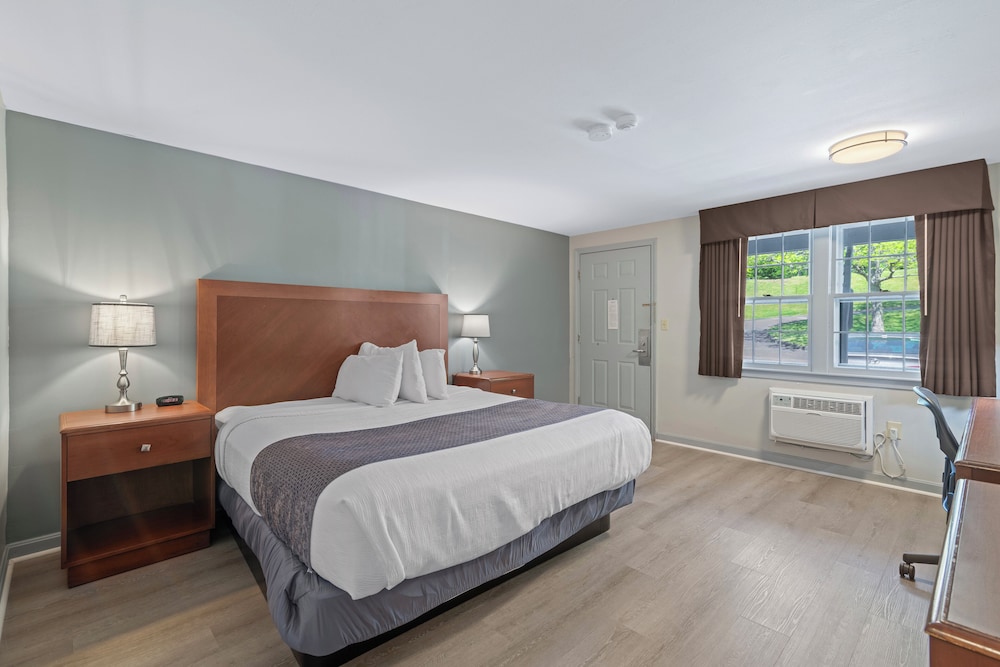 Basic Room, 1 King Bed - Photo 2
