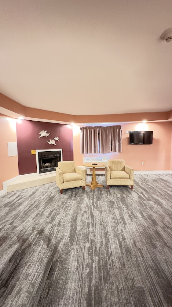 Honeymoon Suite with Hot Tub & Fireplace - Photo 8
