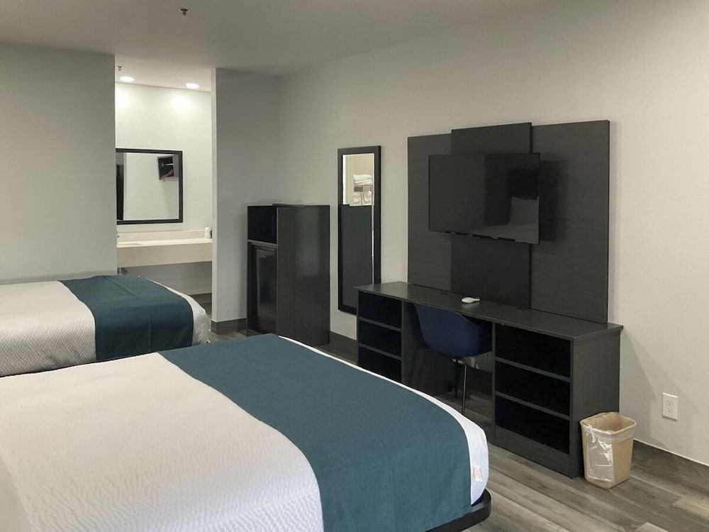 Standard Suite, 2 Queen Beds, Non Smoking, Refrigerator & Microwave - Photo 4