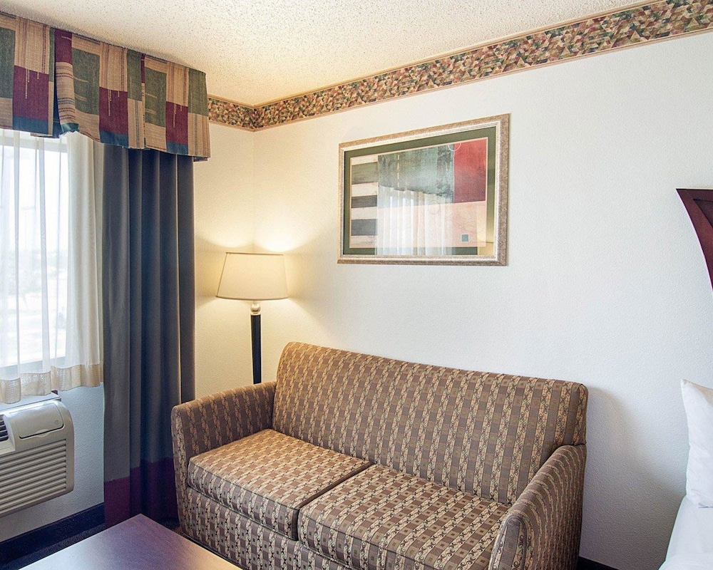 Standard Room, Multiple Beds, Non Smoking (2 Queen Beds, 2 person Sofa Bed) photo 3