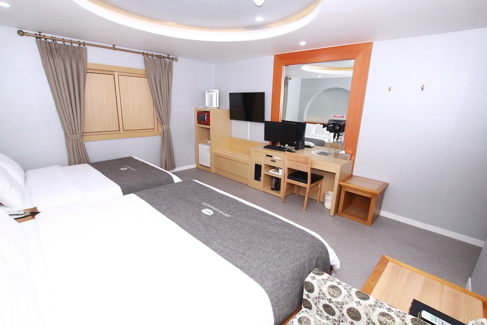 Family Twin Room - Photo 3
