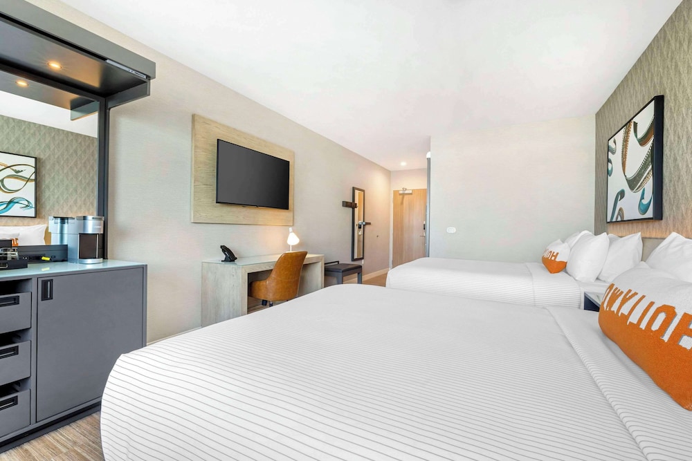Room, 2 Queen Beds, Non Smoking (Upgrade) - Photo 4