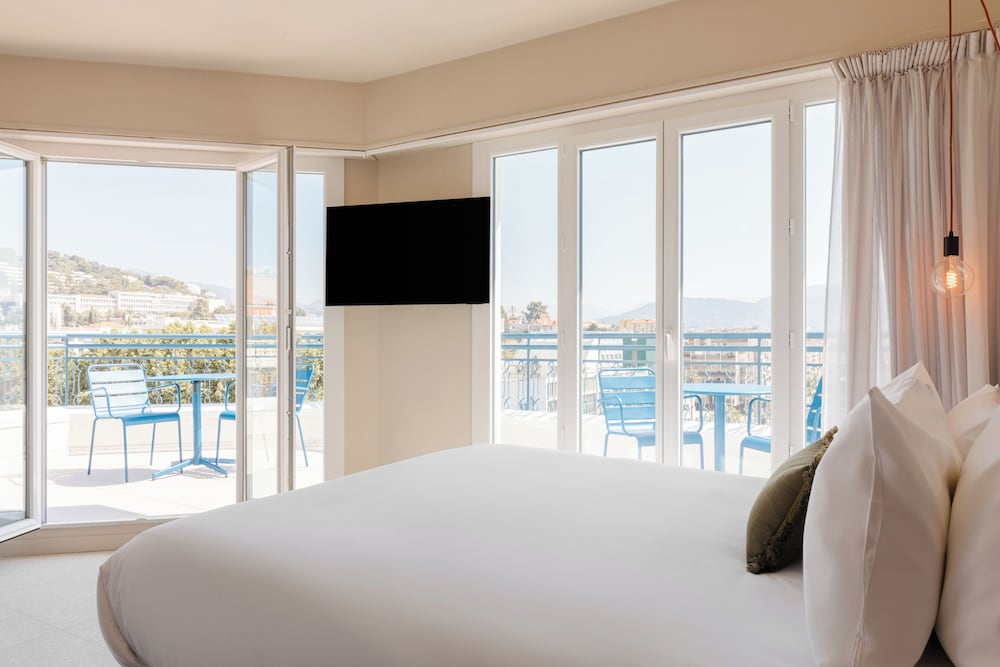 Suite, 1 Queen Bed With Sofa Bed, Balcony