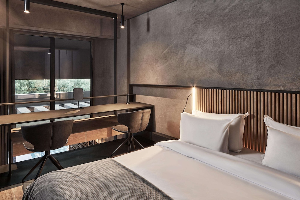 Signature Suite with Two Pools