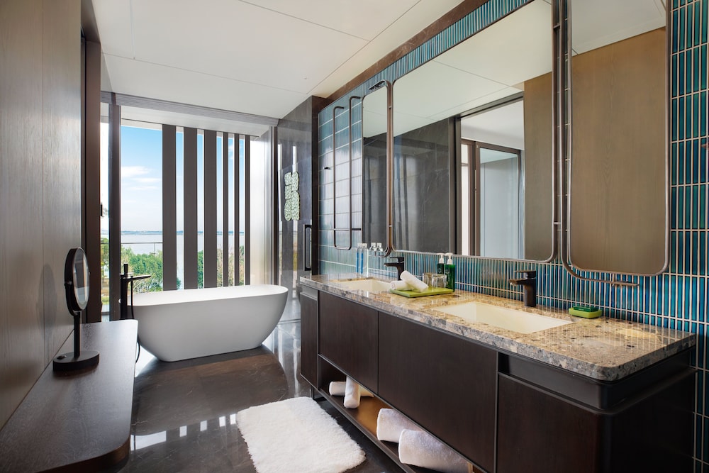 Premium Room, 1 King Bed, Garden View - Photo 6