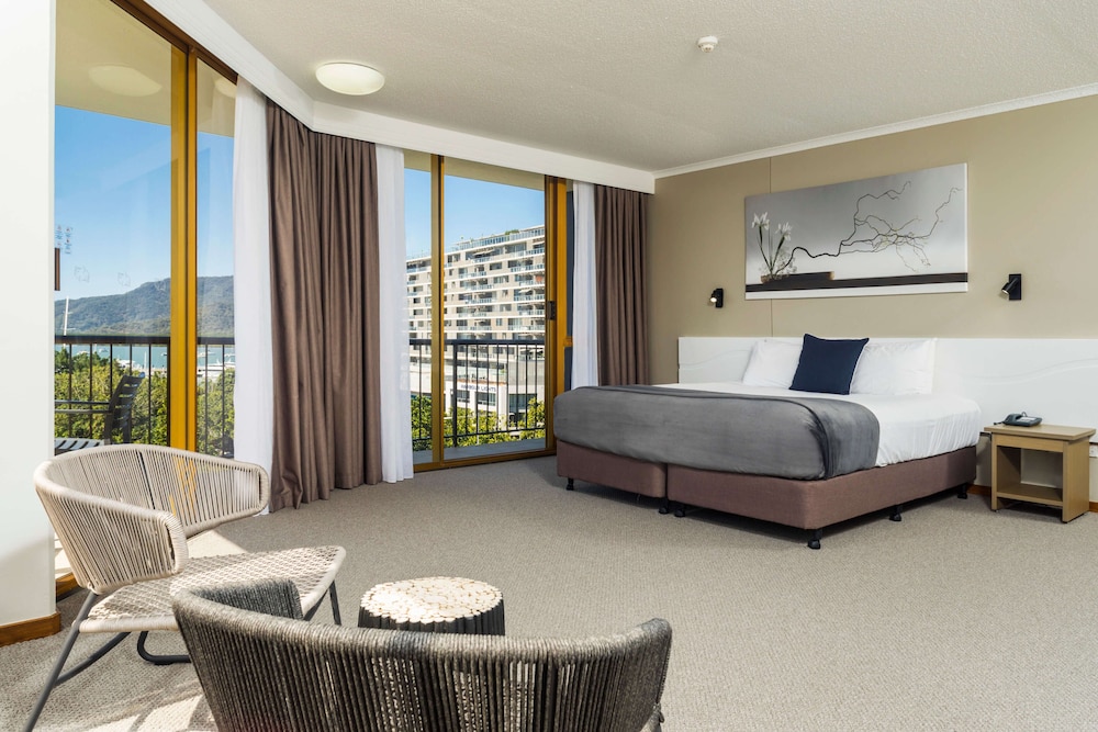 Superior King Balcony Suite thumbnail 5
