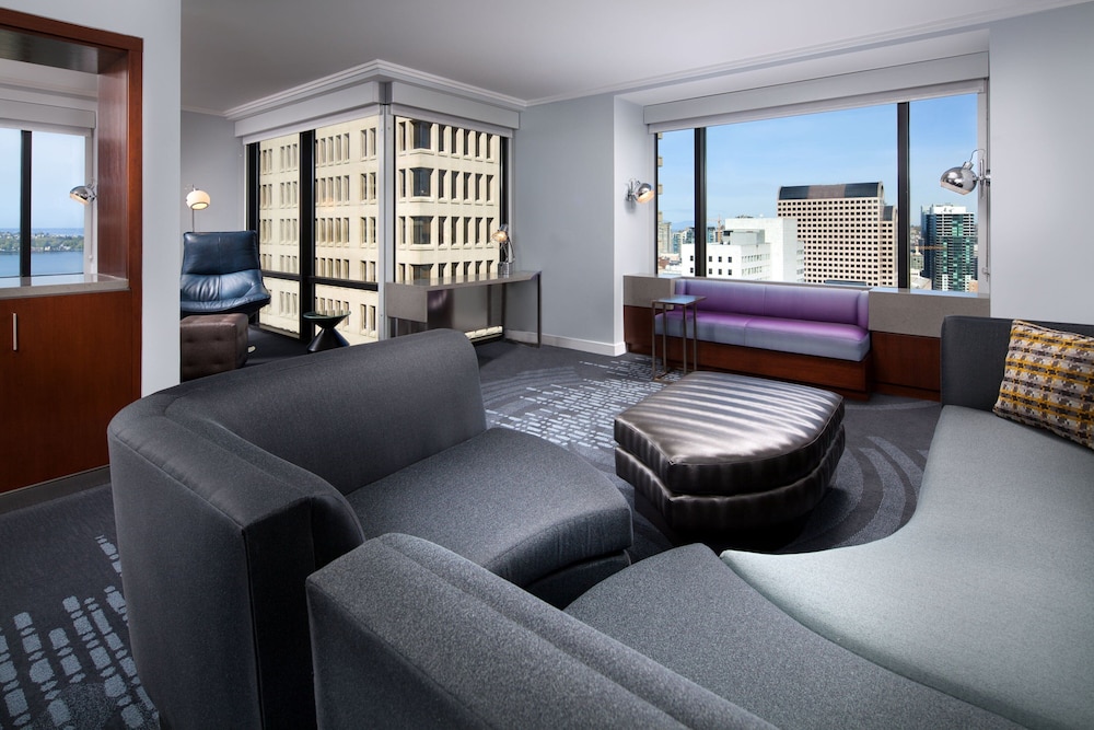 Superior Suite, 1 King Bed, City View (Corner) - Photo 2