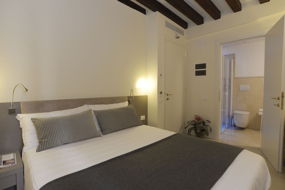 Economy Double Room, 1 Large Twin Bed photo 3