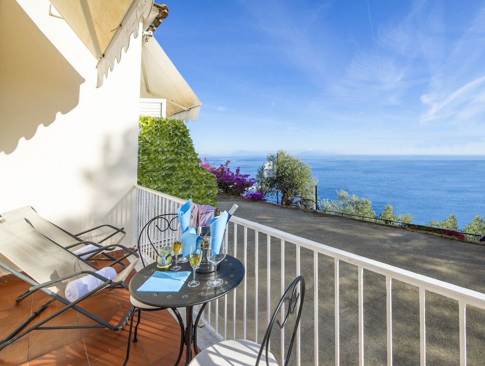 Standard Triple Room, Balcony, Sea View photo 3