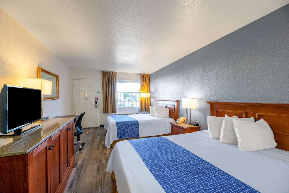 Standard Room, 2 Queen Beds, Smoking - Photo 5