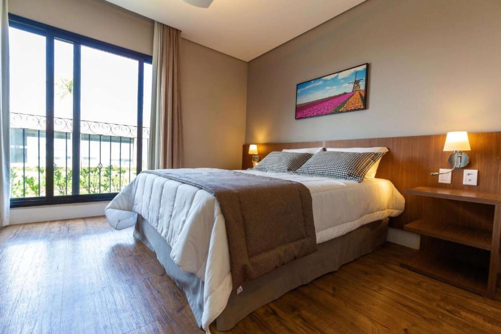 Deluxe Room, 1 Queen Bed, Pool View