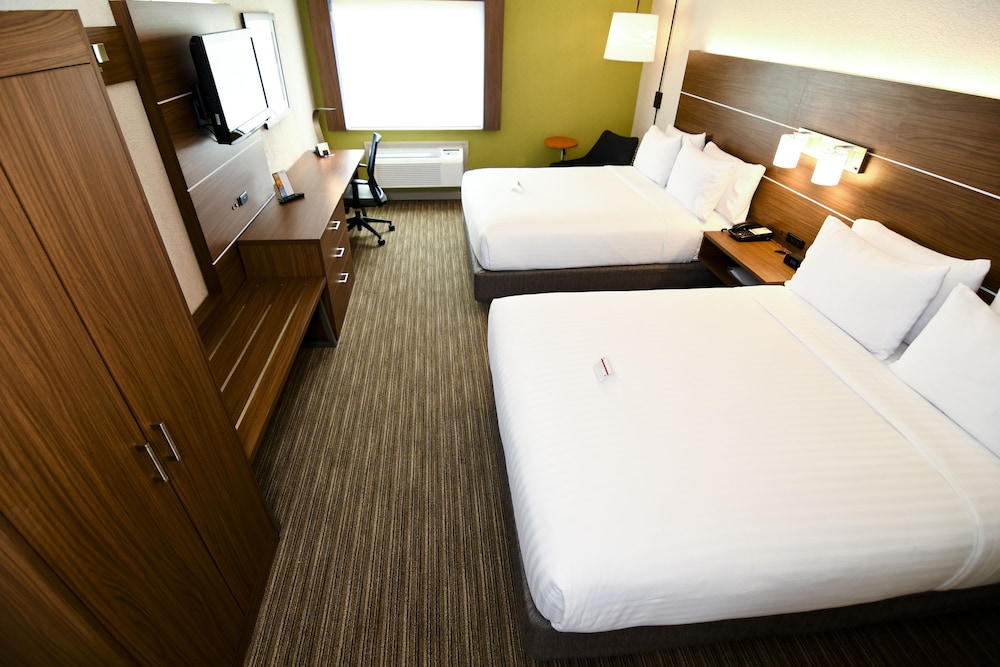Standard Room, 2 Queen Beds - Photo 3