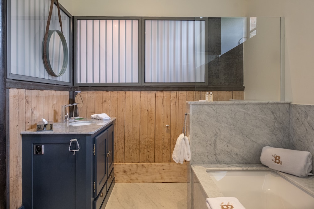 Signature Double Room, 1 King Bed, Garden View photo 2