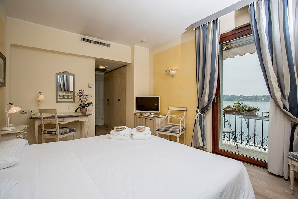 Superior Double or Twin Room, Partial Lake View