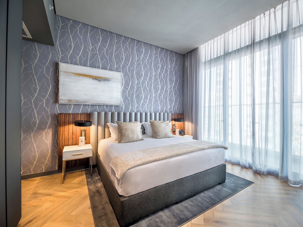 Executive Suite - Photo 1
