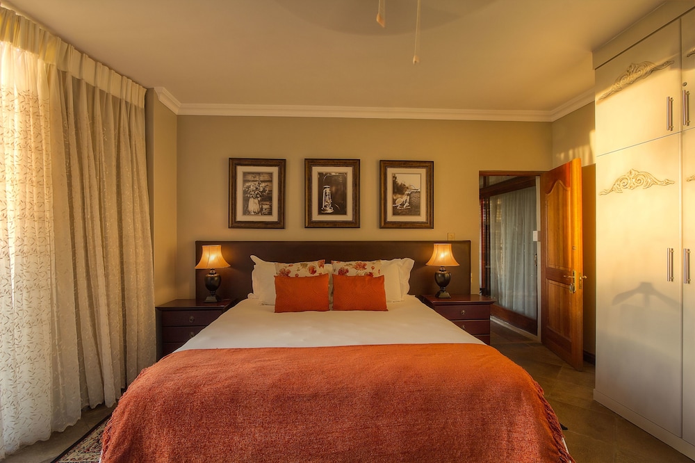 Executive King Room with shower and bath photo 2