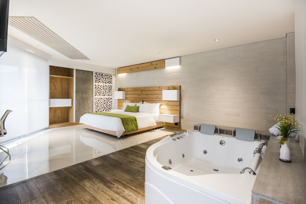 Junior Studio Suite, 1 King Bed, Jetted Tub, City View photo 1