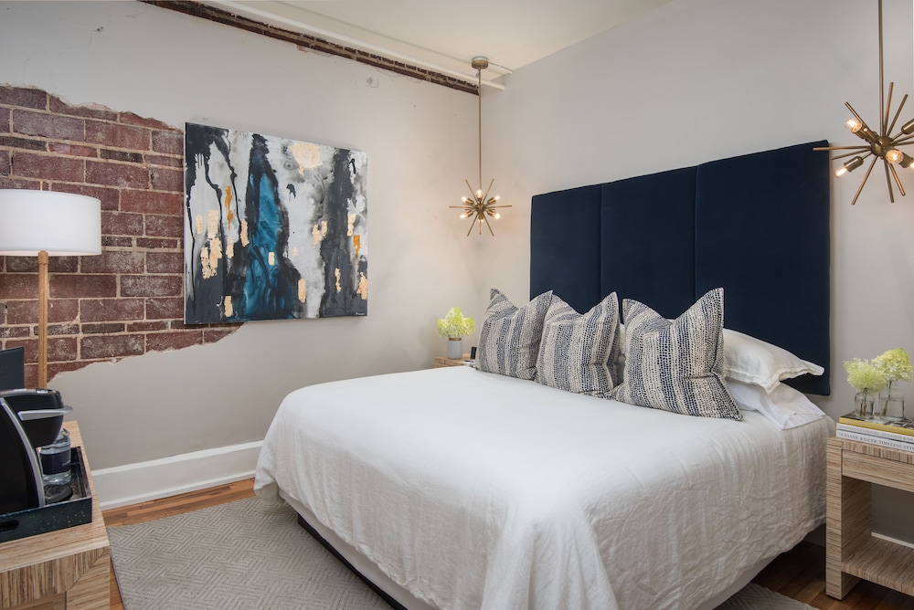 Basic Room, 1 King Bed, No Windows