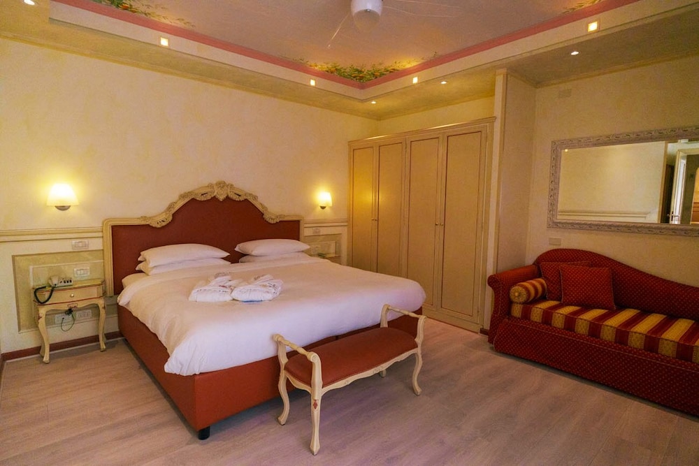 Exclusive Suite Deluxe with Living Area, Private Terrace, Lake View - Photo 3