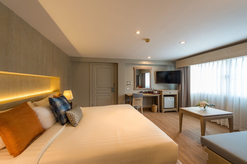 Deluxe Room, Pool View - Photo 5