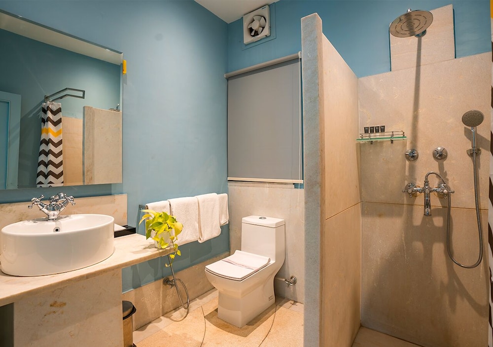Deluxe Double Room with Balcony - Photo 4
