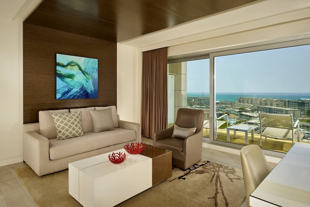 Family Suite, 1 Bedroom, 1 King Bed, Partial Sea View thumbnail 6