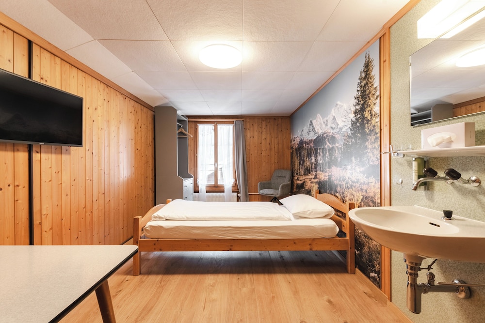 Basic Single Room, Shared Bathroom photo 2