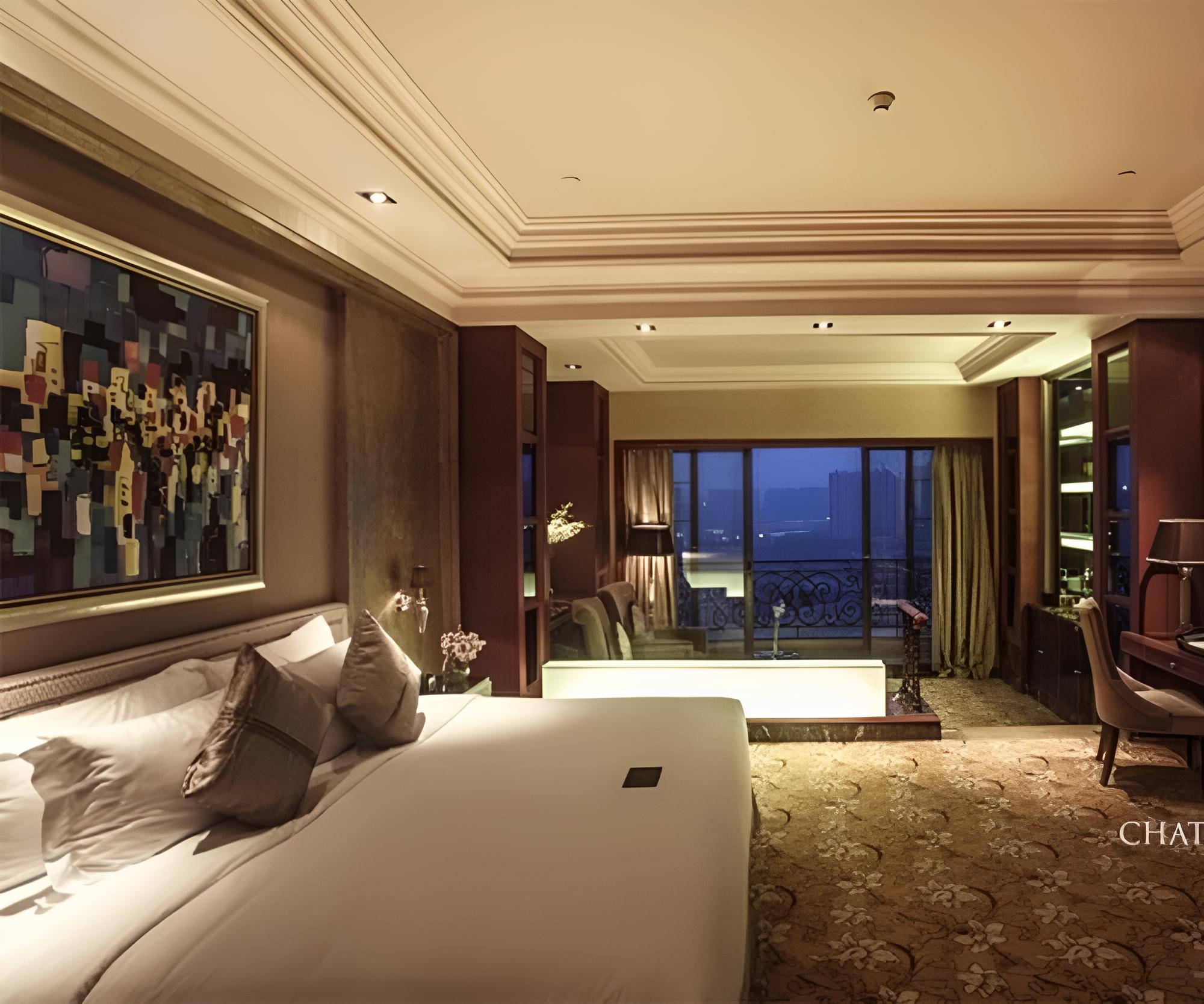 Business Room, 1 King Bed, Pool View photo 1