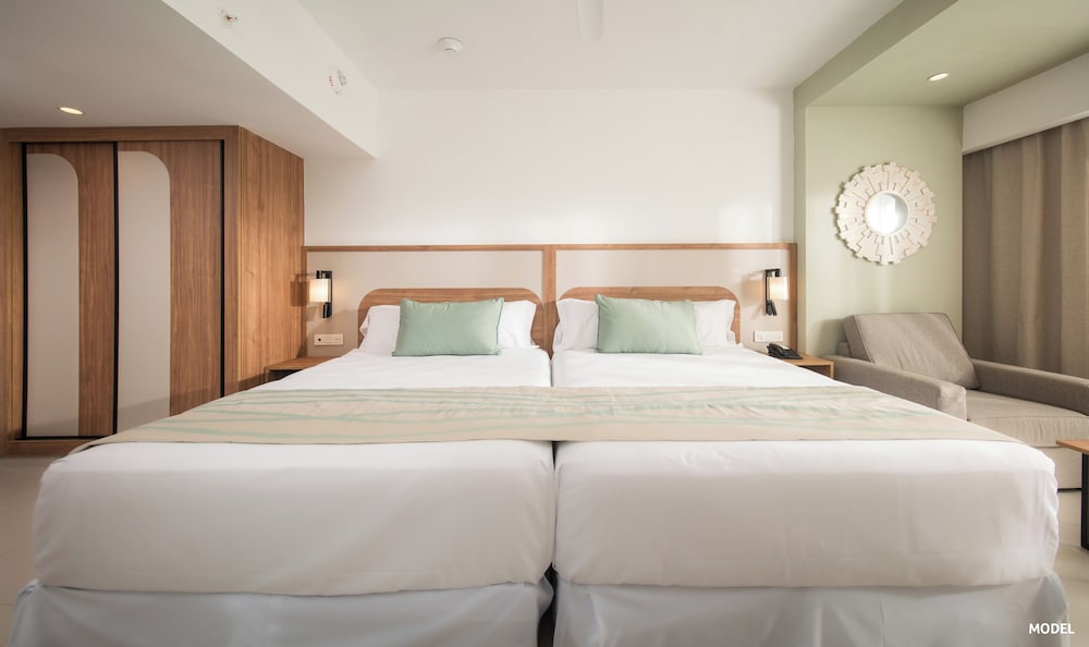 Double Room, 2 Bedrooms, Partial Sea View (L) photo 2