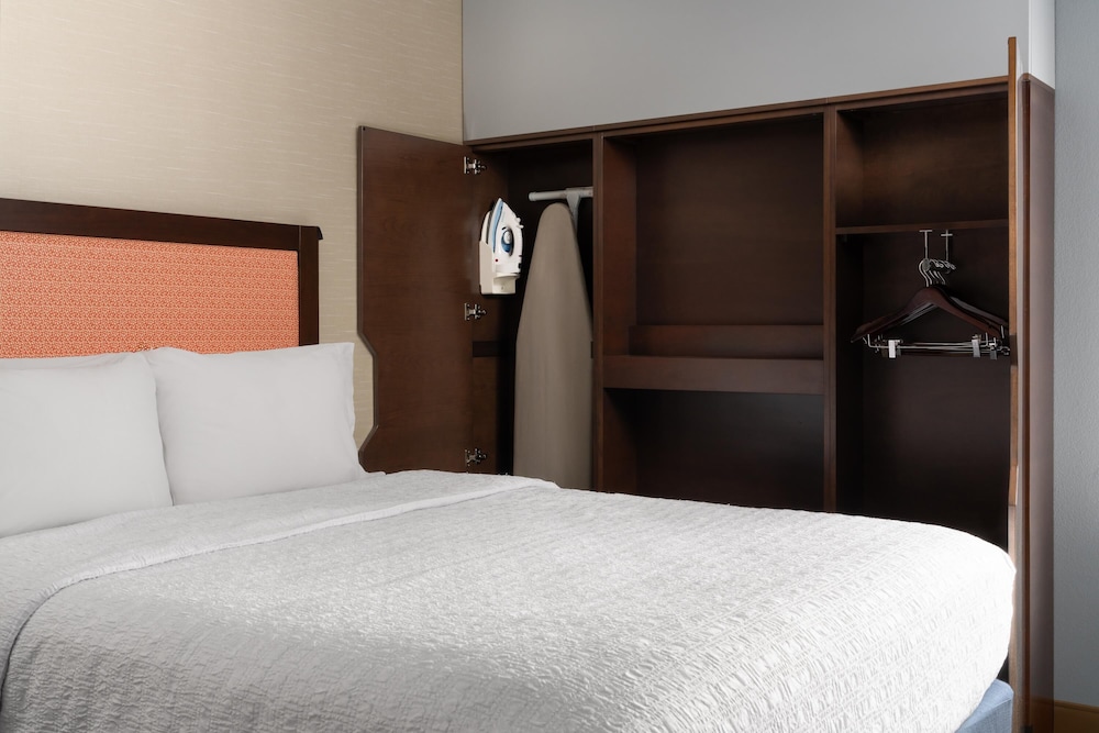 Room, 2 Queen Beds, Refrigerator & Microwave - Photo 3