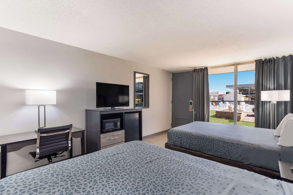 Standard Room, 2 Double Beds, Smoking - Photo 7