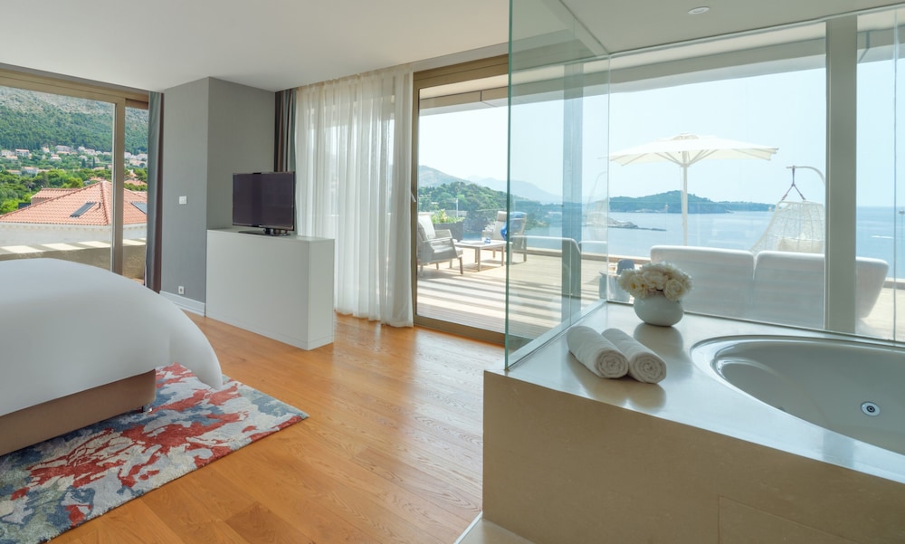 Executive Suite, 1 King Bed, Balcony, Sea View thumbnail 6