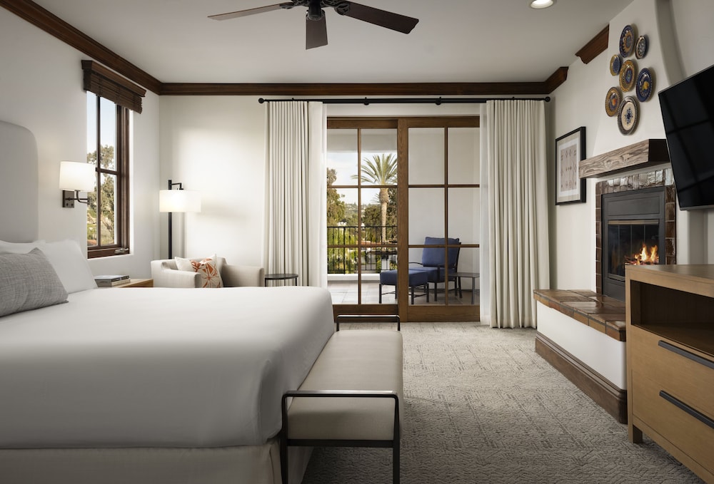 Premier Villa, 1 King Bed - Photo 2