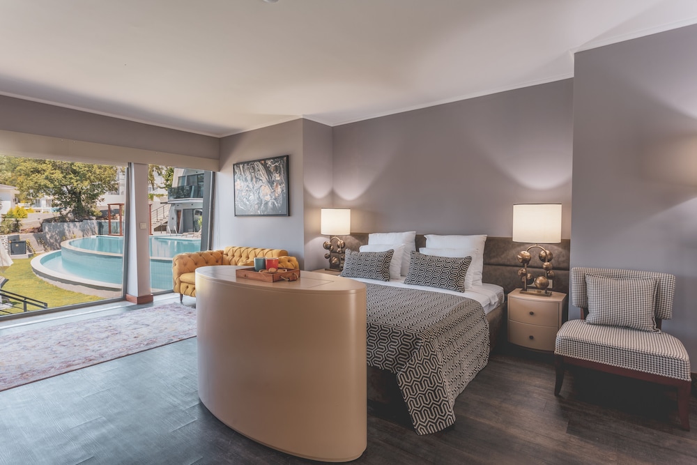Suite, Pool View - Photo 1