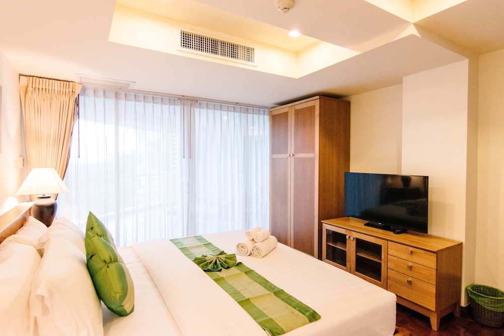 Suite, 3 Bedrooms, Kitchenette, Sea Facing photo 2