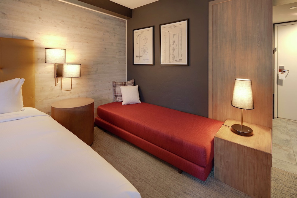Room, 1 King Bed - Photo 3
