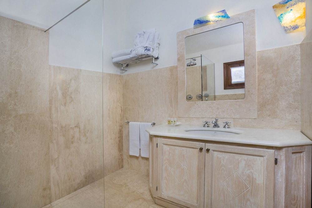 Deluxe Room - Photo 10