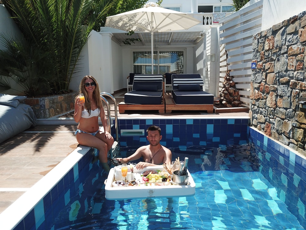 Villa with Private Pool and Grand Terrace - Photo 9