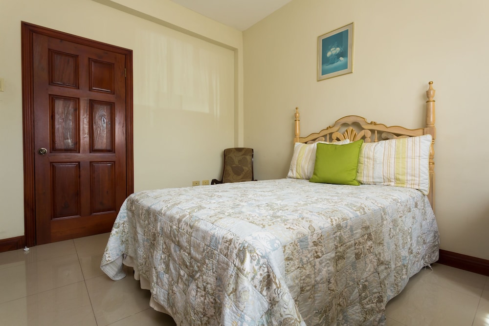 City Apartment, 2 Bedrooms photo 2