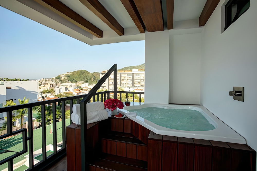3 Bed 3 Bath First Class Penthouse + Jacuzzi