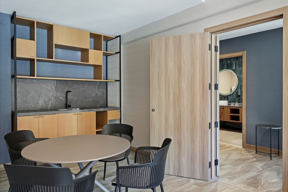 Suite, 1 Bedroom - Photo 2