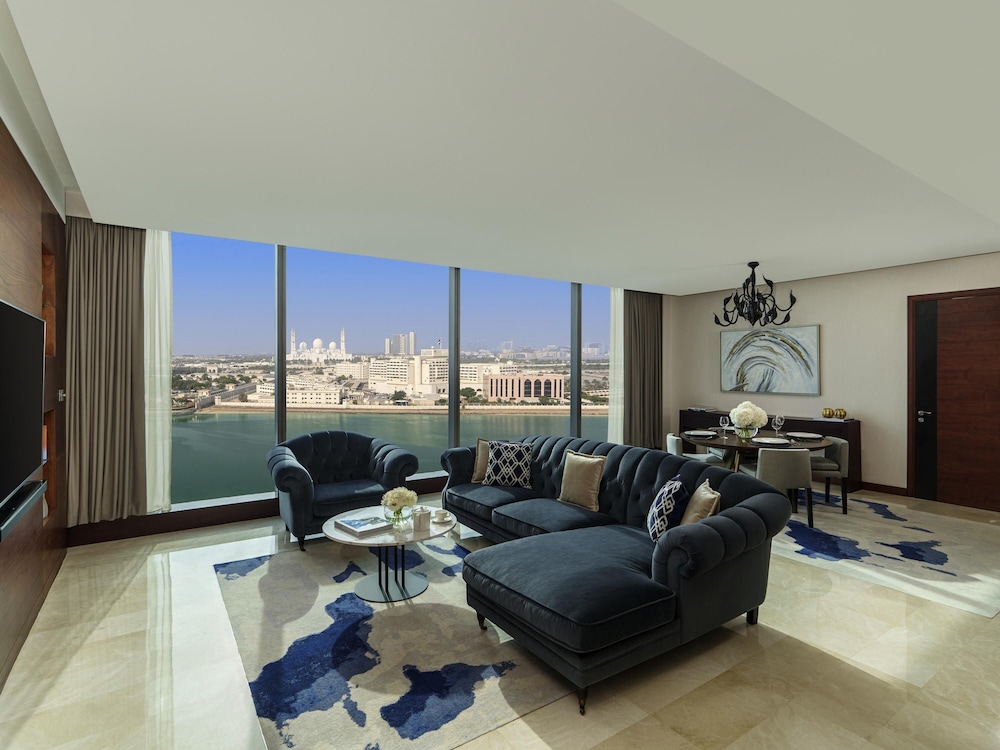 Fairmont Gold Signature Suite photo 2