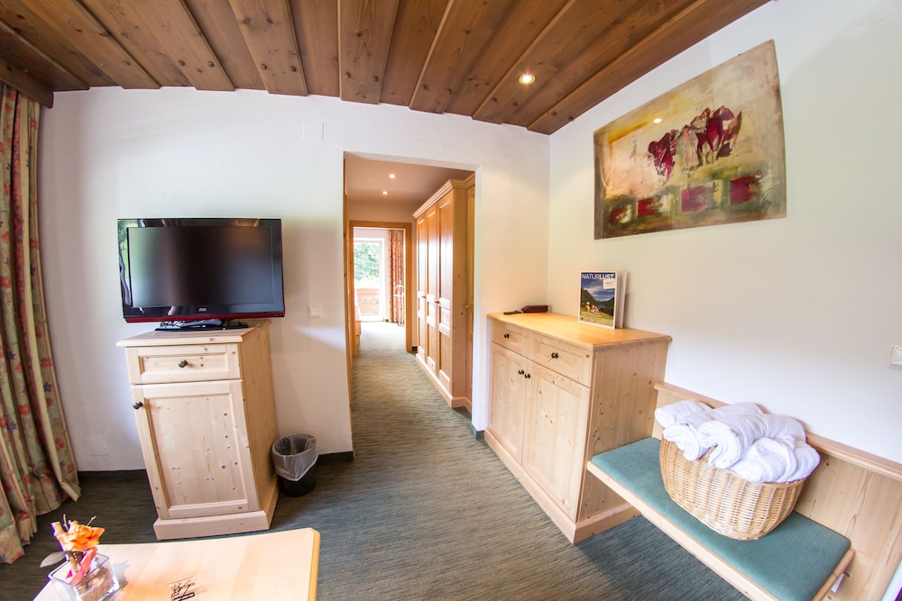 Junior Suite, 1 Bedroom, Non Smoking, Mountain View photo 1