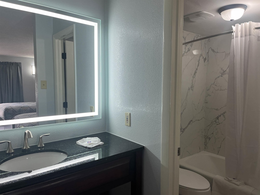 Deluxe Room, 2 Queen Beds, Non Smoking, Refrigerator & Microwave - Photo 7