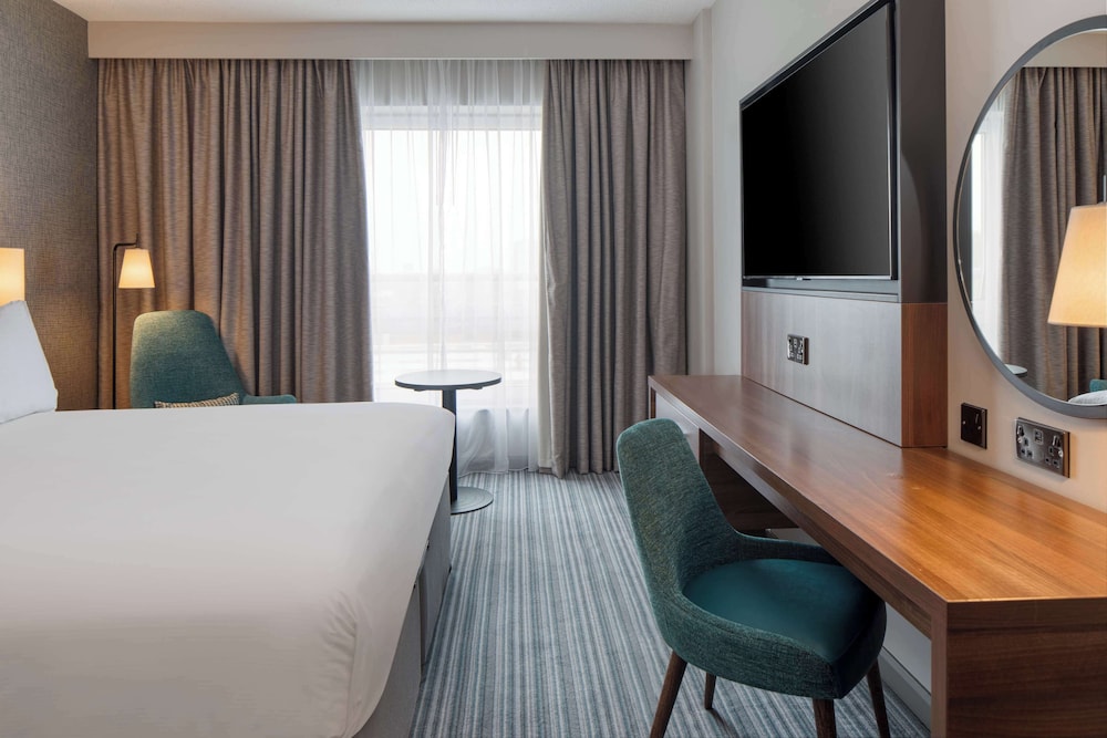 Premium Room, 1 King Bed thumbnail 6