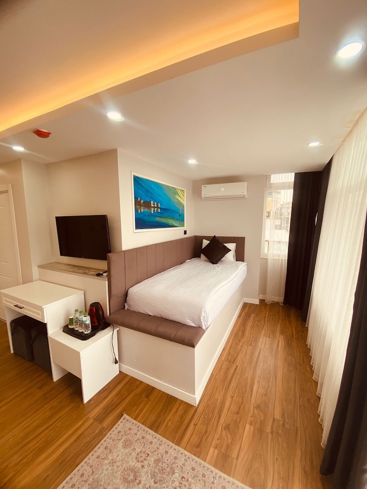 Triple Room - Balcony and Partial Seaview photo 2