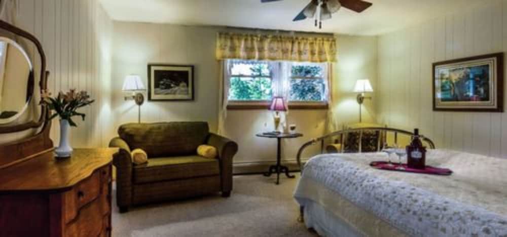 Room, Private Detached Bathroom (Aunt Geraldine's Room) photo 1