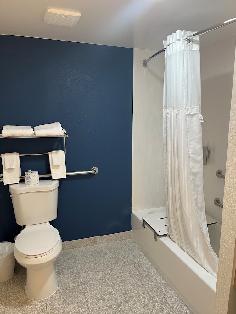 Room, 1 Queen Bed, Accessible, Bathtub (Mobility Accessible) - Photo 4