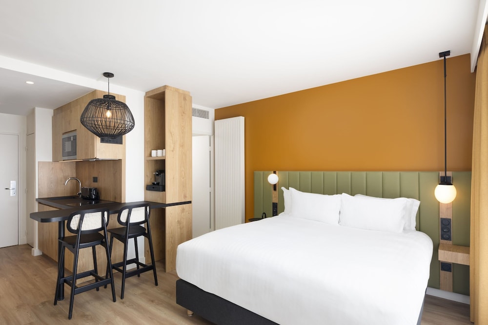 Deluxe Studio, 1 King Bed photo 1